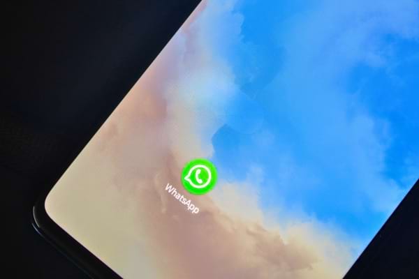 L’application WhatsApp visible sur l’écran d’un smartphone moderne.
