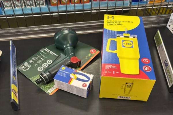 Articles Lidl posés sur le tapis de caisse.