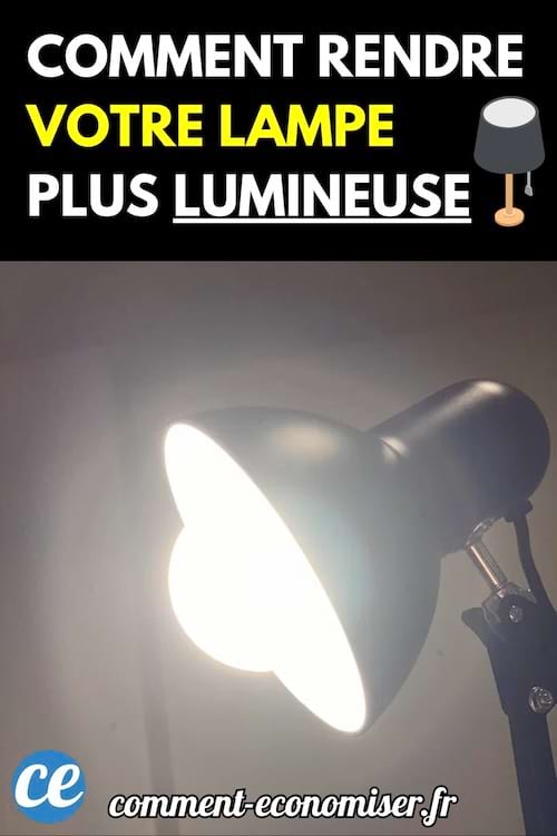 Lampe de bureau allumée avec une forte lumière blanche.