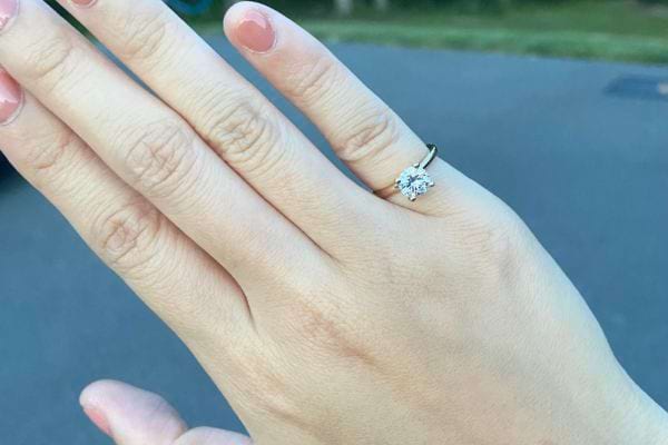 Solitaire brillant porté à l’annulaire gauche.