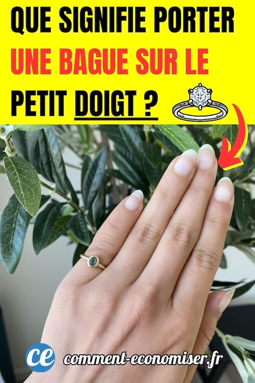 Une main d'une femme avec une bague sur le petit doigt 