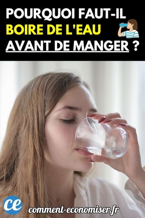 Une femme boit un verre d’eau en regardant vers le bas.