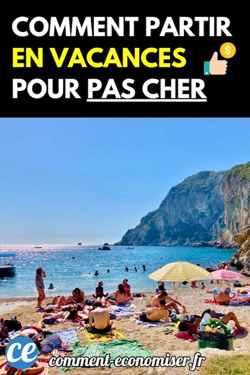 Une plage bondée avec des vacanciers sous des parasols colorés, au pied d'une falaise en bord de mer.