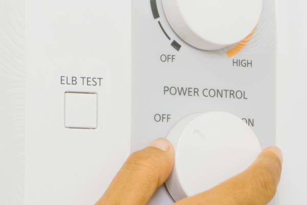 Grosse molette blanche pour ajuster la puissance.