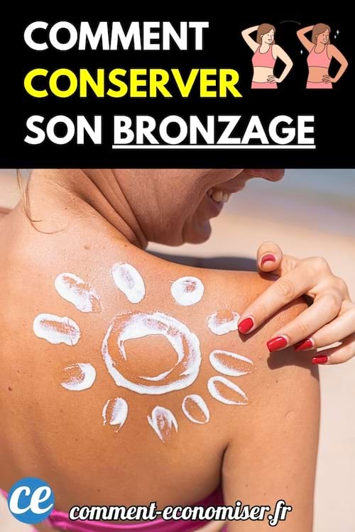 Une femme souriante à la plage avec un dessin de soleil en crème solaire sur l’épaule.