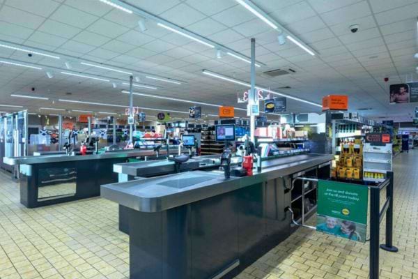 Vue d’ensemble d’un espace caisse vide en magasin.