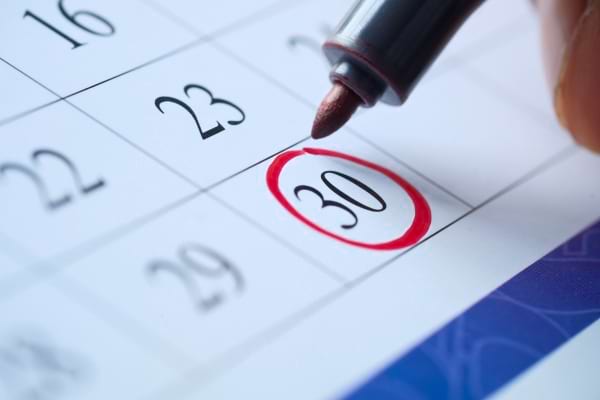 Un calendrier avec le chiffre 30 entouré en rouge par un marqueur.