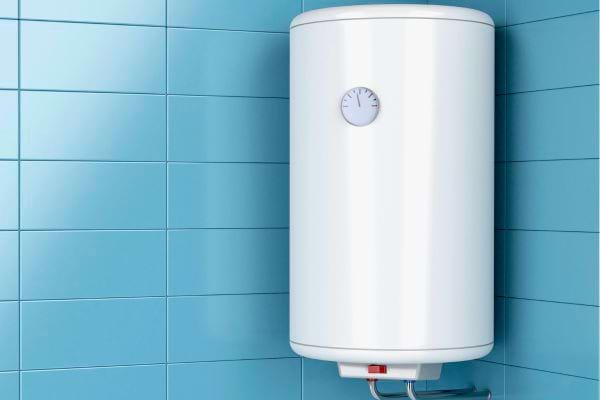 Ballon mural blanc sur fond de carrelage bleu.