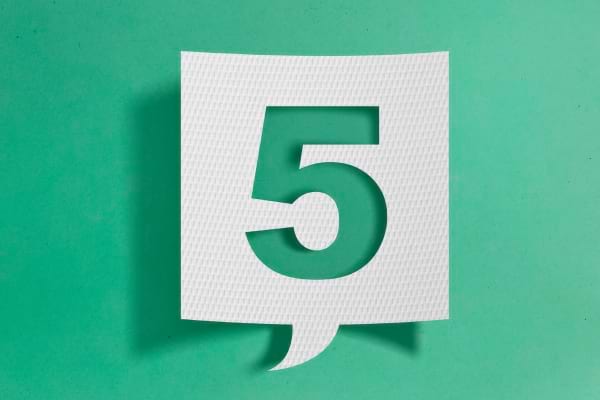 Chiffre cinq découpé dans un carré blanc sur un fond vert uni, style moderne et épuré.