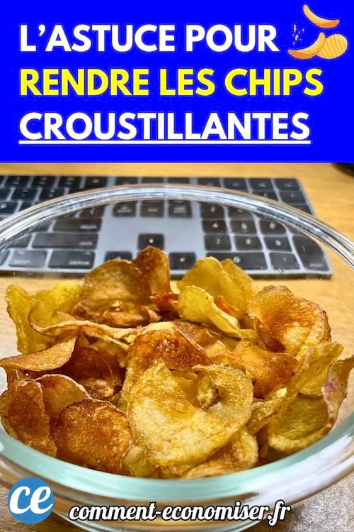 Un bol en verre rempli de chips dorées, posé sur un bureau devant un clavier.