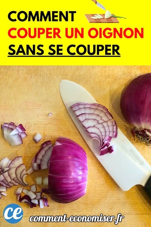 Un oignon rouge coupé sur une planche à découper avec un couteau blanc.