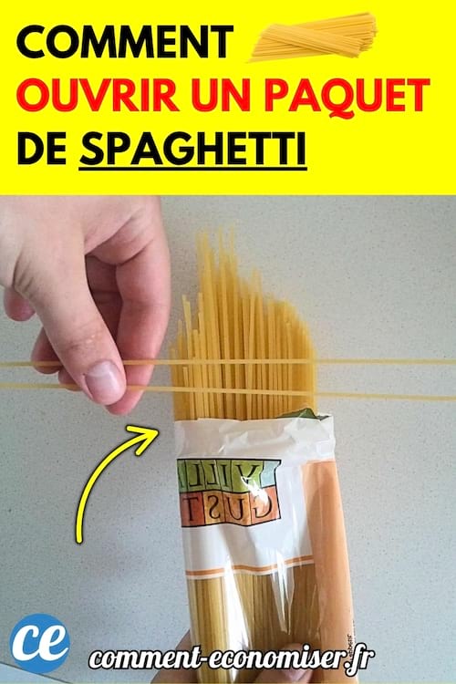 Main ouvrant un paquet de spaghettis en tirant dessus, les pâtes dépassant de l'emballage.
