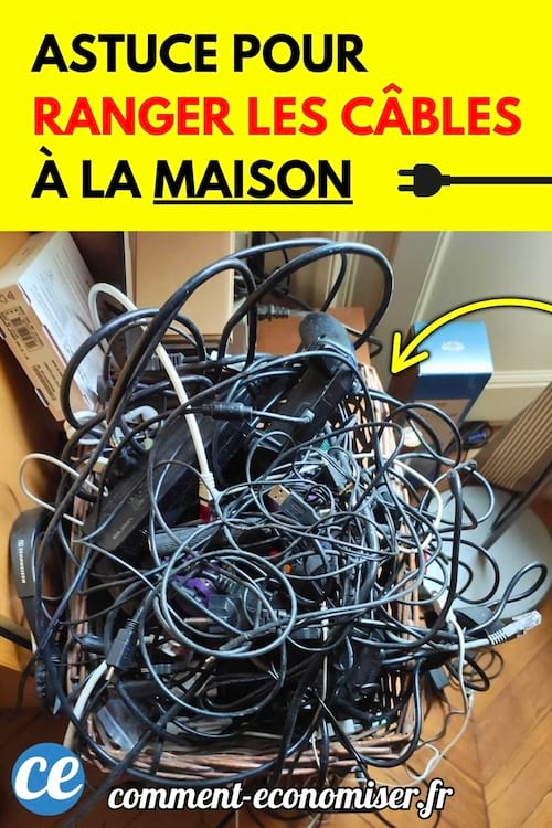 Un panier rempli de câbles électriques enchevêtrés dans une pièce.