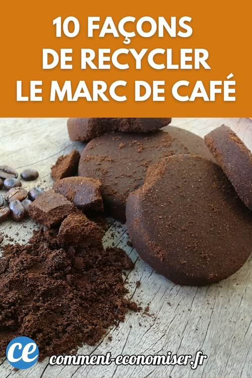 Des galettes de marc de café séché reposent sur une surface en bois, entourées de poudre de café et de quelques grains.