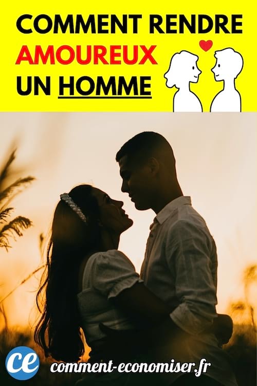 Couple enlacé dans un champ au coucher du soleil, se regardant tendrement dans une lumière dorée.