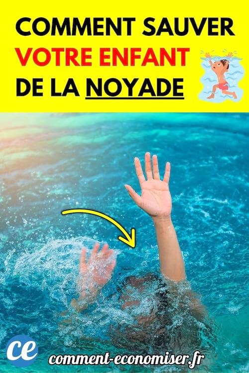 Un enfant lève les bras hors de l’eau dans une piscine en situation de noyade.