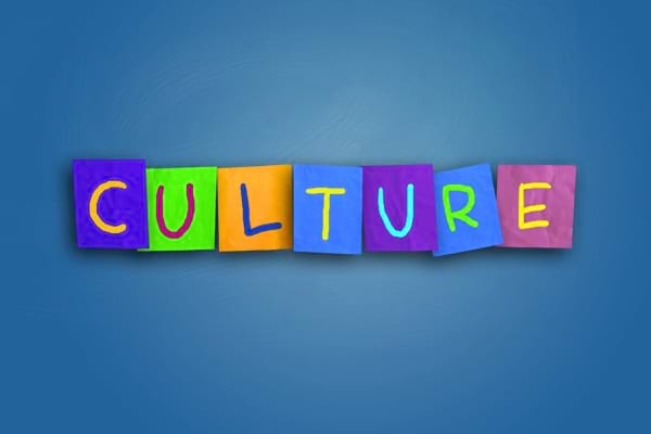 Le mot "CULTURE" est écrit en lettres colorées sur des papiers collés sur un fond bleu.