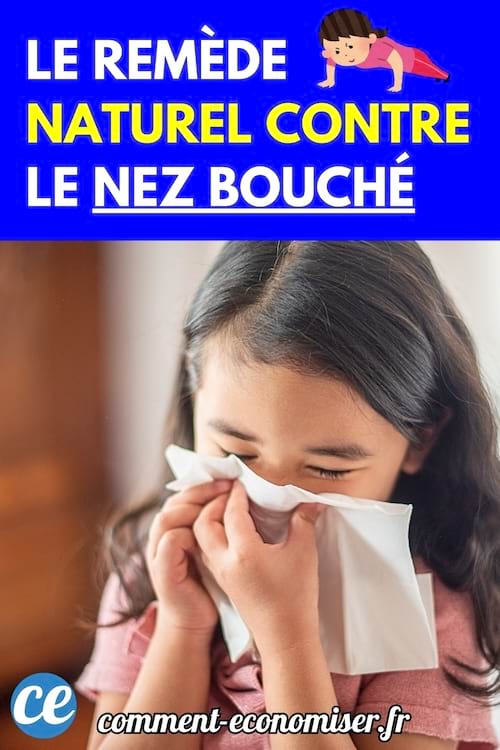 Une petite fille se mouche avec un mouchoir blanc dans une pièce lumineuse.