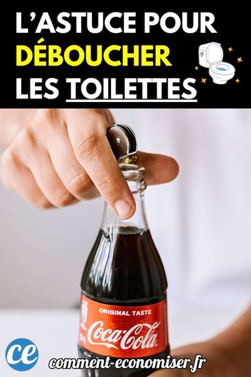 Une main ouvre une bouteille de Coca-Cola avec un décapsuleur.