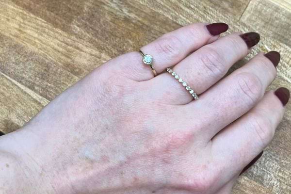 Deux bagues fines sur l’annulaire, style élégant.