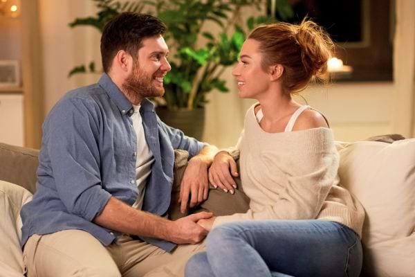 Ils discutent tendrement sur le canapé, complices.