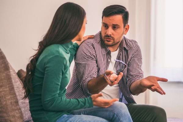 Un couple semble discuter d’un sujet sérieux.