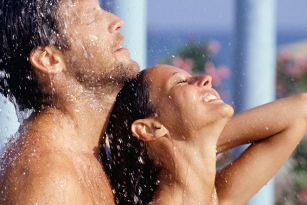 Une femme repose sa tête sous l’eau sur l’homme.