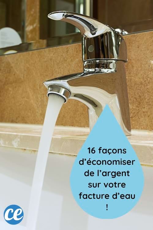 Un robinet d’eau en métal brillant laisse couler un jet continu dans un lavabo de salle de bain au design moderne.