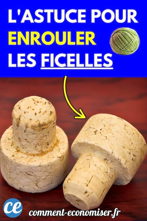 Deux bouchons en liège posés sur une table en bois.