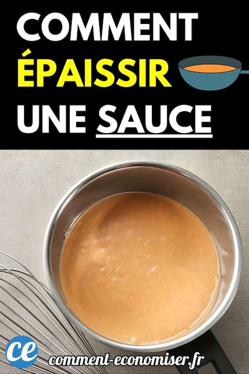 Casserole contenant une sauce en train d’épaissir avec un fouet à côté.