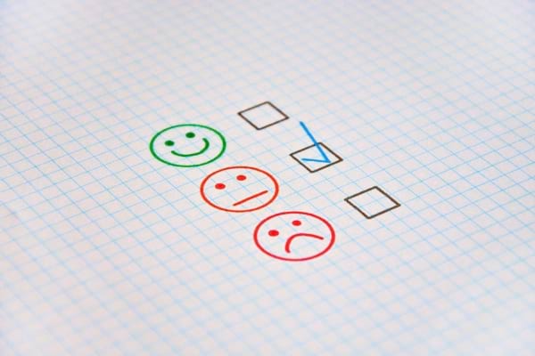 Une grille avec trois smileys indique un niveau de satisfaction à cocher.