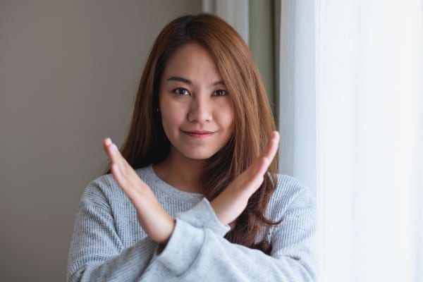 Une femme faisant un signe de croix.