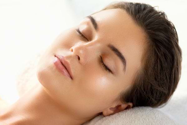 Femme allongée les yeux fermés.