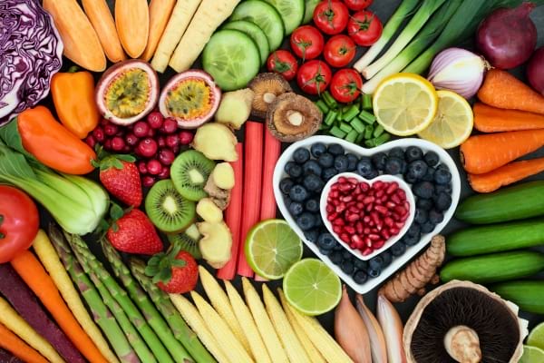 Grande variété de fruits et légumes colorés, riches en vitamines et minéraux.