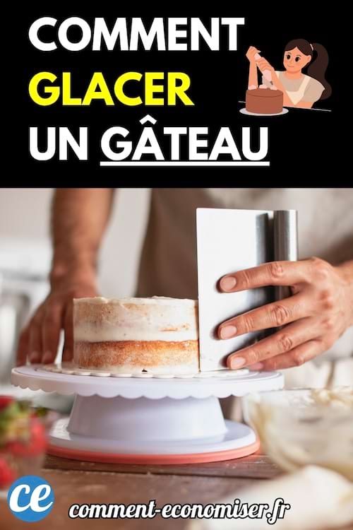 Une main en train de lisser le glaçage d’un gâteau à l’aide d’un lisseur.