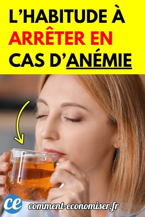 Une femme aux cheveux blonds fermant les yeux en buvant une tasse de thé chaud.
