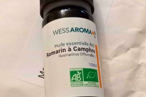 Flacon d’huile essentielle de romarin à camphre bio.