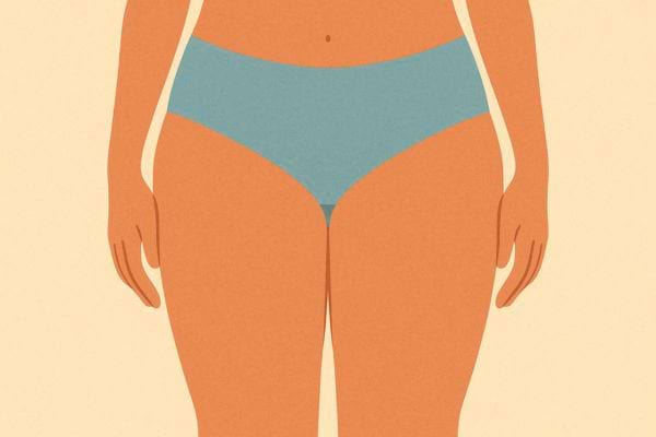 Femme debout, jambes serrées, sans écart visible.