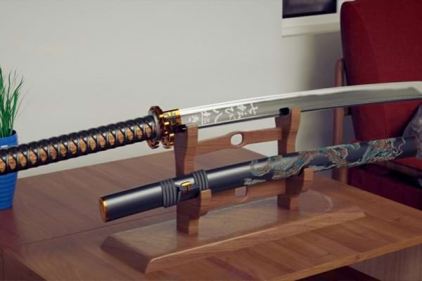 Un katana orné est exposé sur un support en bois, dans un salon.
