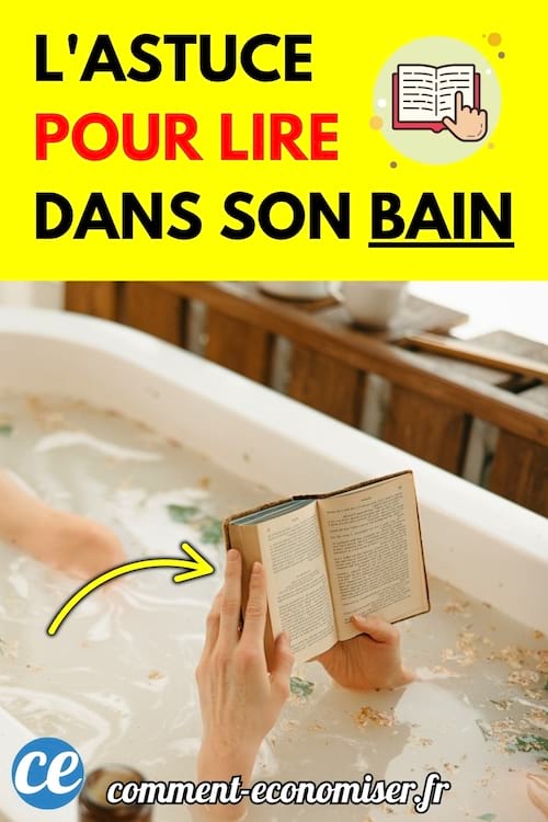 Une personne lit un livre dans un bain rempli d’eau et de pétales.