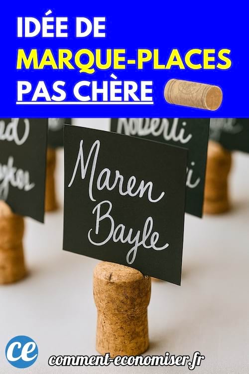Des bouchons de champagne servent de support à des étiquettes noires avec des noms écrits à la main.