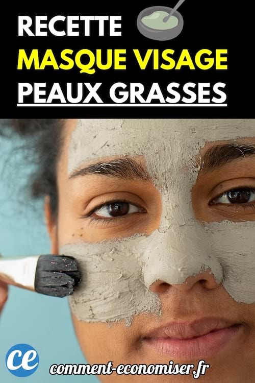 Une femme applique un masque gris sur son visage à l’aide d’un pinceau.