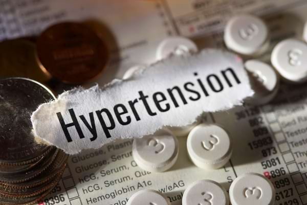 Le mot "Hypertension" apparaît parmi des comprimés, symbole d’un lien entre apnée et tension élevée.