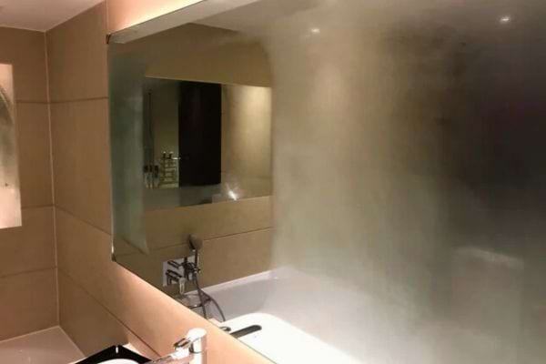 Miroir embué laissant apparaître un carré suspect non embué.