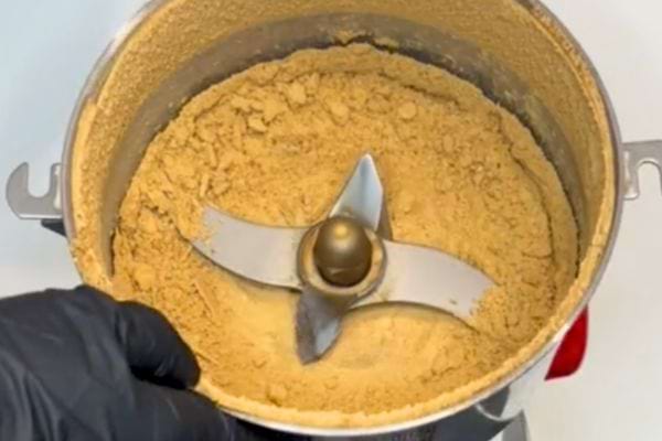 Poudre jaune bien moulue dans un mixeur professionnel.