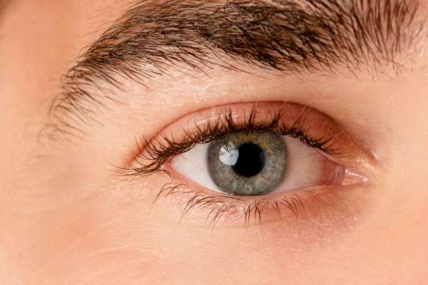 Œil bleu en gros plan.