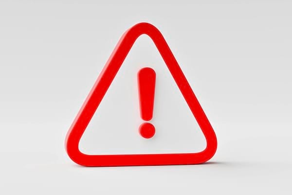 Un panneau triangulaire rouge avec un point d’exclamation au centre.