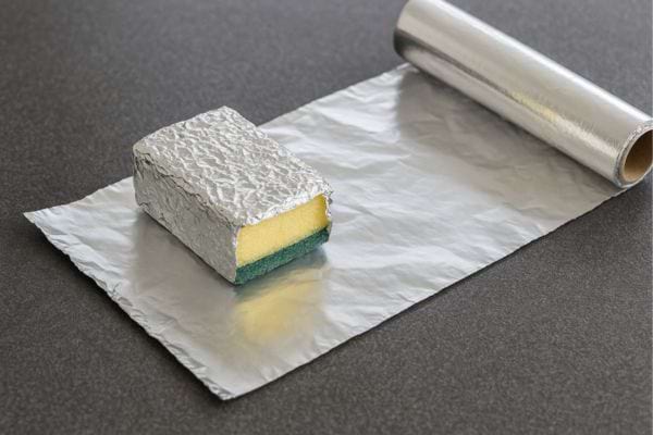 Éponge posée sur une feuille d'aluminium non découpée.