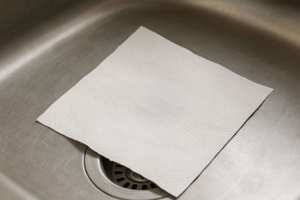 Le papier seul recouvre la bonde de l’évier.