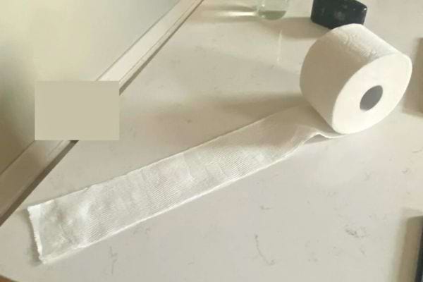 Rouleau déroulé posé sur un plan de travail.